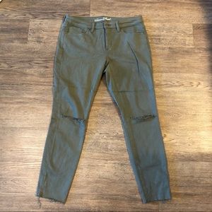 Universal Thread Distressed Skinny Jeans size 10
